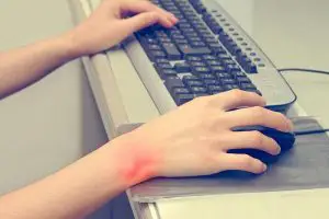 what is carpal tunnel syndrome and what causes it