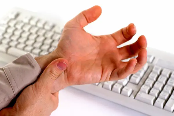  what is carpal tunnel syndrome and what causes it
